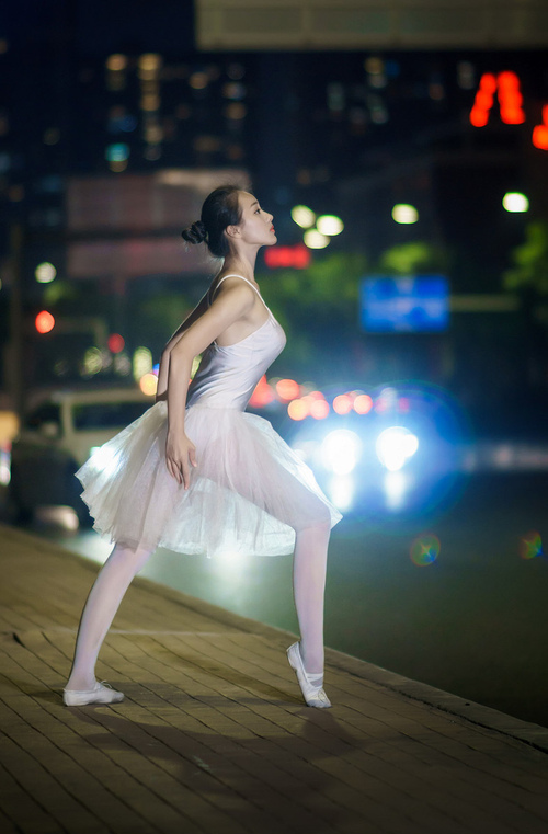 开云·Kaiyun网页版-云端悬空秋千，悬挂在天空的运动奇观，秋千上的云